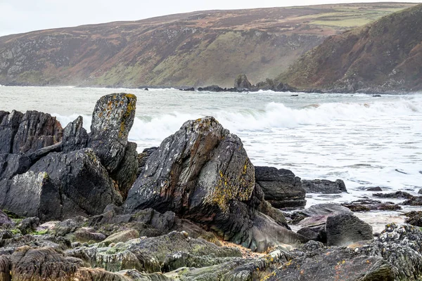 Baie de Kinnagoe dans le comté de Donegal, Inishowen a une sélection extraordinaire de pierres colorées- Irlande — Photo