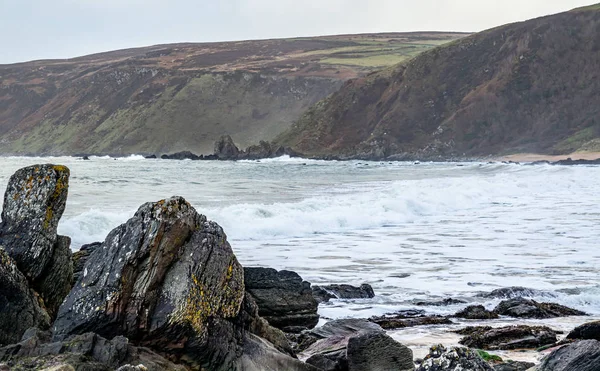 Kinnagoe bay in county donegal, inishowen hat eine außergewöhnliche auswahl an farbenfrohen steinen - irland — Stockfoto