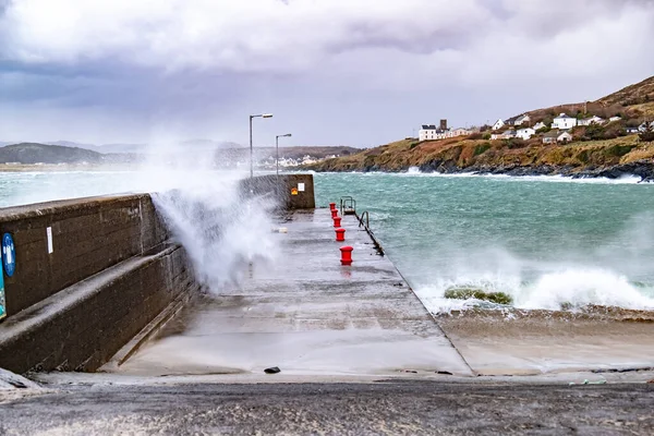 Crash des vagues océaniques à Portnoo pendant la tempête Ciara dans le comté de Donegal - Irlande — Photo