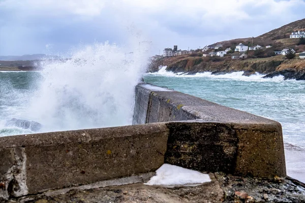 Stürmische Meereswellen in Portnoo während des Sturms Ciara in der Grafschaft Donegal - Irland — Stockfoto