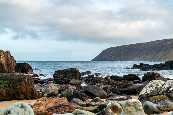 Baia di Kinnagoe nella contea di Donegal, Inishowen ha una straordinaria selezione di pietre colorate- Irlanda — Foto Stock