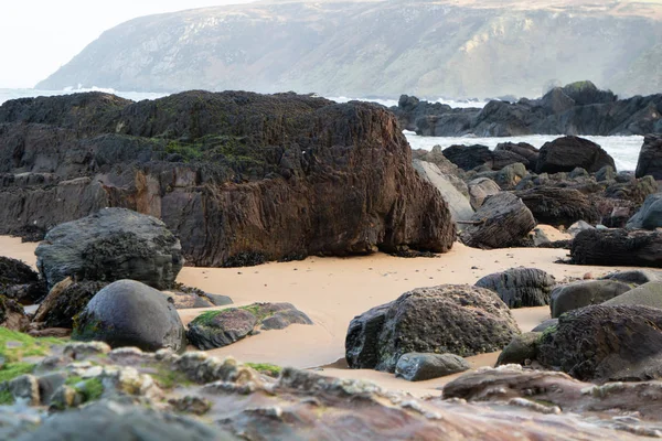 Kinnagoe Bay στο County Donegal, Inishowen έχει μια εξαιρετική επιλογή από πολύχρωμες πέτρες- Ιρλανδία — Φωτογραφία Αρχείου