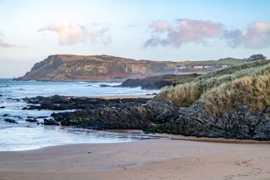 Culdaff plajı, Inishowen Yarımadası. Donegal İlçesi - İrlanda.