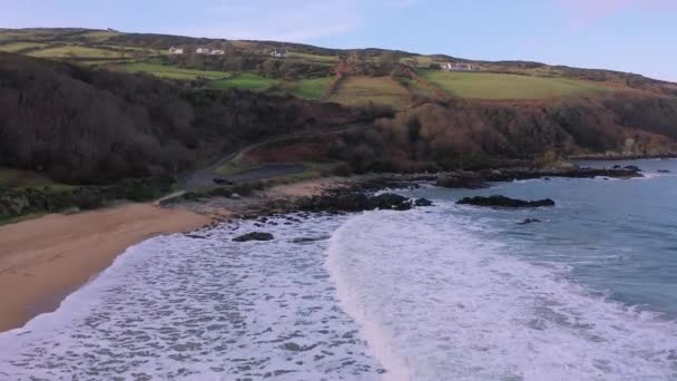 Vista aérea de la bahía de Kinnagoe en el Condado de Donegal, Irlanda — Vídeo de stock