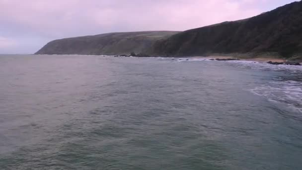 Vista aérea de la bahía de Kinnagoe en el Condado de Donegal, Irlanda — Vídeos de Stock