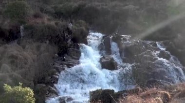 Dunlewey veya Dunlewy 'den Glenthornan Şelalesi İrlanda Donegal' de.