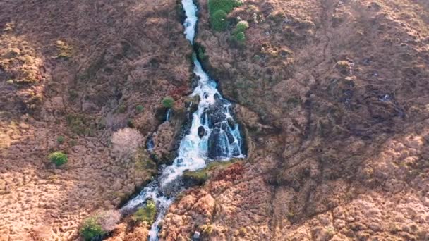 Dunlewey ya da Dunlewy 'nin İrlanda Donegal ilçesindeki Glenthornan şelalesinin hava manzarası.. — Stok video