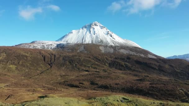 Vista aérea del Monte Errigal, la montaña más alta de Donegal - Irlanda — Vídeos de Stock