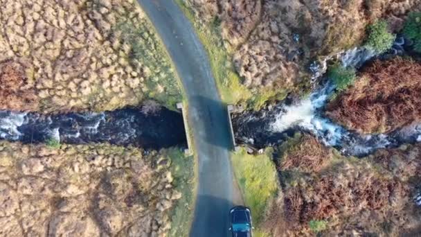 Vista aérea de la cascada de Glenthornan por Dunlewey o Dunlewy en el Condado de Donegal, Irlanda — Vídeo de stock