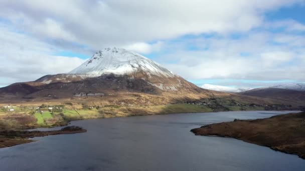 Donegal 'deki en yüksek dağ olan Errigal Dağı' nın havadan görünüşü - İrlanda — Stok video