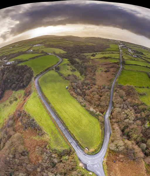 Rodovia curva sobre o Caminho do Atlântico Selvagem na Irlanda . — Fotografia de Stock