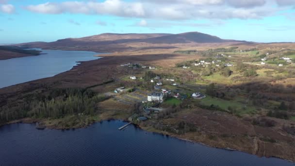 Vista aérea de Dunlewey junto al Monte Errigal en el Condado de Donegal - Irlanda — Vídeos de Stock