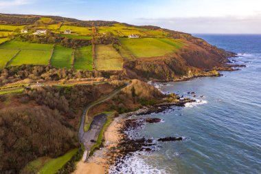 İrlanda 'nın Donegal ilçesindeki Kinnagoe Körfezi' nin hava manzarası.