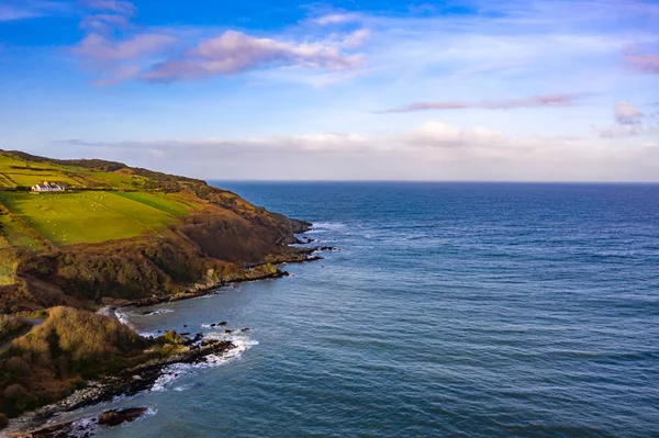 Vue aérienne de la baie de Kinnagoe dans le comté de Donegal, Irlande — Photo