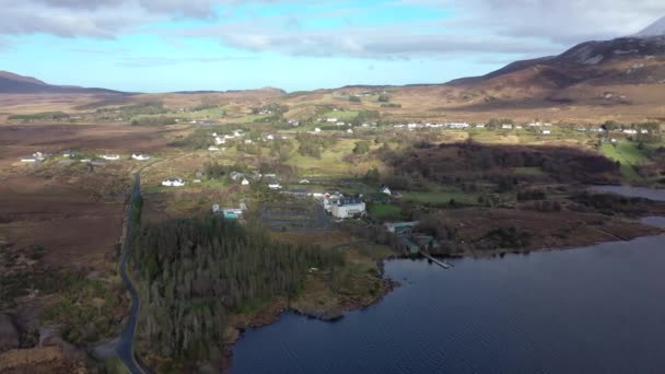 Luchtfoto van Dunlewey naast Mount Errigal in county Donegal - Ierland — Stockvideo