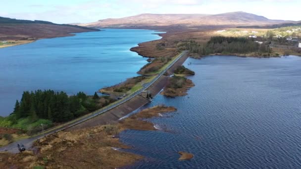 Money Beg ve Glenthornan arasındaki köprü Dunlewey Lough ve Lough Nacung arasında Errigal Dağı 'nın eteğindeki Donegal ilçesi, İrlanda — Stok video