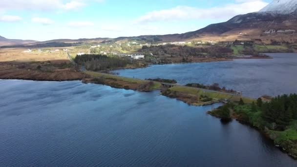 El puente entre Money Beg y Glenthornan entre Dunlewey Lough y Lough Nacung Upper en la parte inferior del Monte Errigal - Condado de Donegal, Irlanda — Vídeo de stock