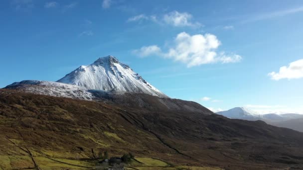 Flygfoto över Mount Errigal, det högsta berget i Donegal - Irland — Stockvideo