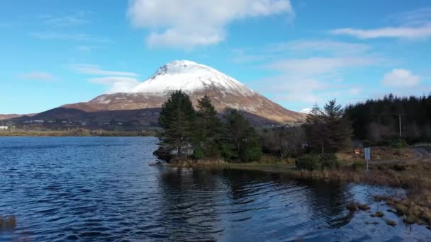 Légi kilátás Mount Errigal, a legmagasabb hegy Donegal - Írország — Stock videók
