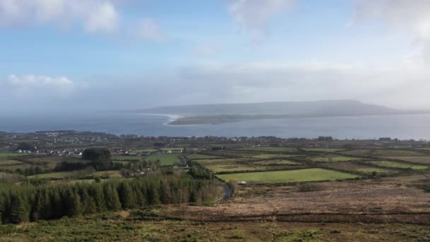 Widok z lotu ptaka na Greencastle, Lough Foyle i Magilligan Point w Irlandii Północnej - hrabstwo Donegal, Irlandia — Wideo stockowe