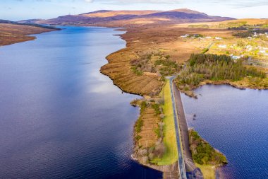 Money Beg ve Glenthornan arasındaki köprü Dunlewey Lough ve Lough Nacung arasında Errigal Dağı 'nın eteğindeki Donegal ilçesi, İrlanda