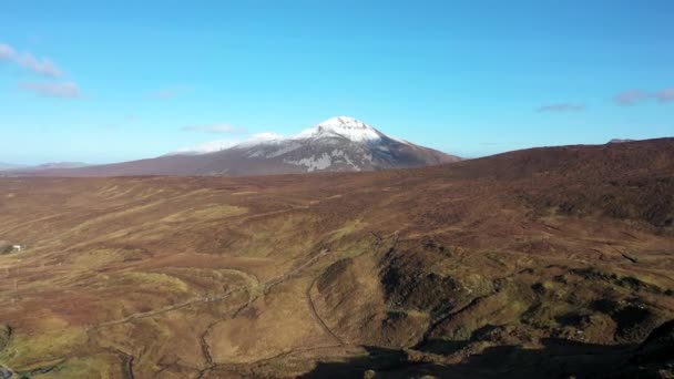 Πετώντας προς το βουνό Aghla More δίπλα στο βουνό Errigal, το ψηλότερο βουνό στο Donegal - Ιρλανδία — Αρχείο Βίντεο