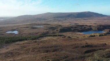 Donegal 'deki en yüksek dağ olan Errigal Dağı' nın yanındaki Beltany Dağı 'na doğru uçuyor.