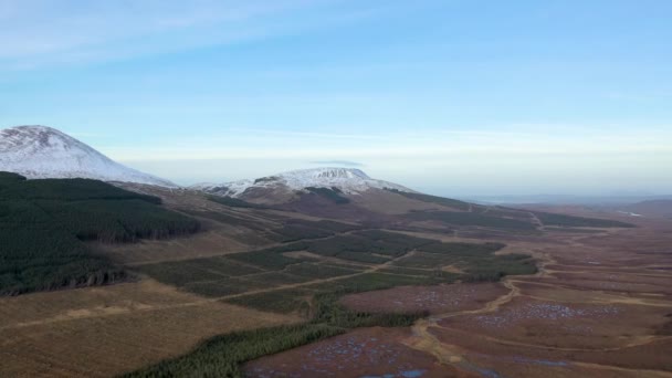 Volare verso Crocknalaragagh e Muckish Mountain vicino al Monte Errigal, la montagna più alta del Donegal - Irlanda — Video Stock
