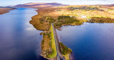 Money Beg ve Glenthornan arasındaki köprü Dunlewey Lough ve Lough Nacung arasında Errigal Dağı 'nın eteğindeki Donegal ilçesi, İrlanda
