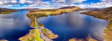 Money Beg ve Glenthornan arasındaki köprü Dunlewey Lough ve Lough Nacung arasında Errigal Dağı 'nın eteğindeki Donegal ilçesi, İrlanda