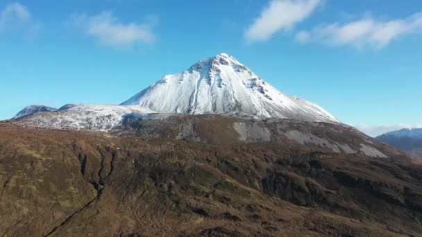 Widok z lotu ptaka na górę Errigal, najwyższą górę Donegal - Irlandia — Wideo stockowe