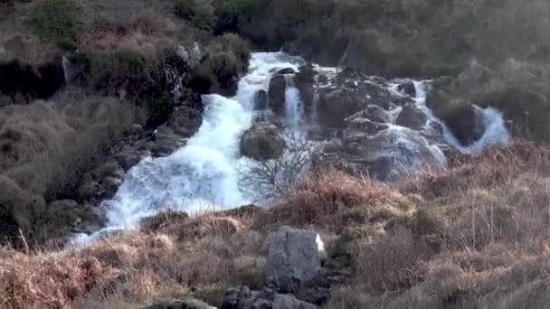 Glenthornan vodopád Dunlewey nebo Dunlewy v hrabství Donegal, Irsko. — Stock video