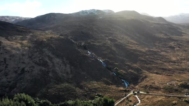 Vliegen naar Aghla More Mountain naast Mount Errigal, de hoogste berg in Donegal - Ierland — Stockvideo