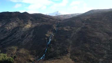 Dunlewey ya da Dunlewy 'nin İrlanda Donegal ilçesindeki Glenthornan şelalesinin hava manzarası.