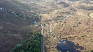 Dunlewey ya da Dunlewy 'nin İrlanda Donegal ilçesindeki Glenthornan şelalesinin hava manzarası.