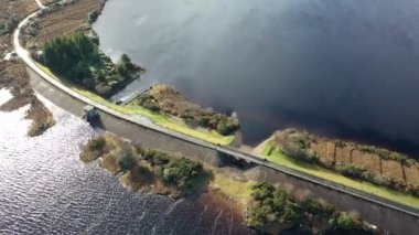 Money Beg ve Glenthornan arasındaki köprü Dunlewey Lough ve Lough Nacung arasında Errigal Dağı 'nın eteğindeki Donegal ilçesi, İrlanda