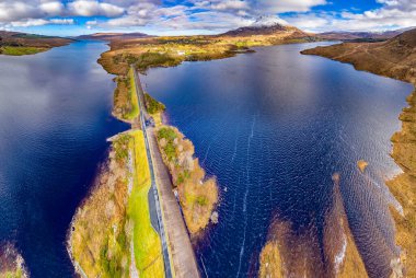 Money Beg ve Glenthornan arasındaki köprü Dunlewey Lough ve Lough Nacung arasında Errigal Dağı 'nın eteğindeki Donegal ilçesi, İrlanda