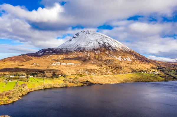 Luftaufnahme des Mount Errigal, des höchsten Berges in Donegal - Irland — Stockfoto