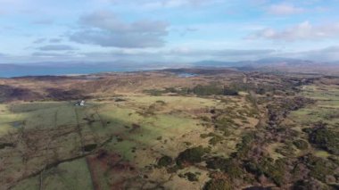 İrlanda 'nın Donegal ilçesindeki Portnoo' ya doğru uçuyor.