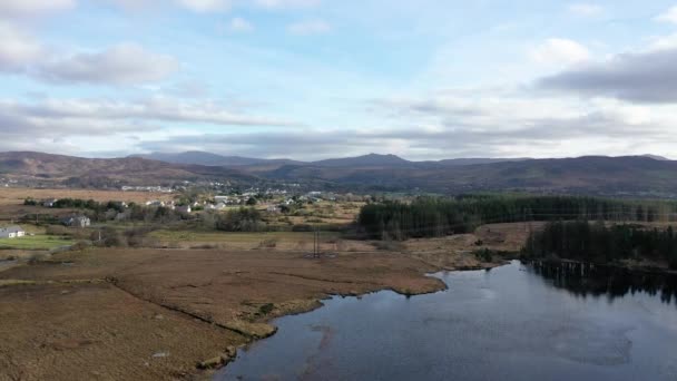 Volando sobre turberas junto a la ciudad de Glenties en el Condado de Donegal - Irlanda — Vídeos de Stock