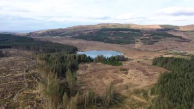 County Donegal, İrlanda 'daki Glenties kasabasının yanındaki peatbataklık üzerinde uçuyor.