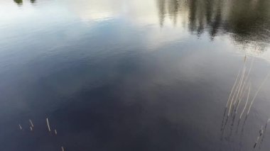 County Donegal, İrlanda 'daki Glenties kasabasının yanındaki peatbataklık üzerinde uçuyor.