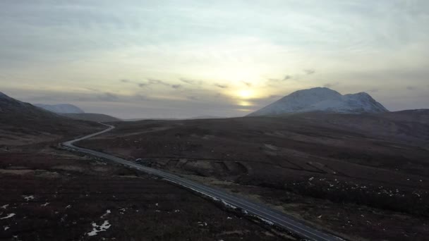 Volando junto a la autopista R251 cerca del Monte Errigal, la montaña más alta de Donegal - Irlanda — Vídeo de stock