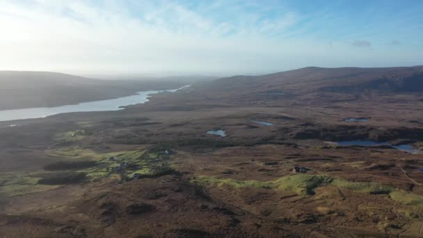 Vista aérea de Meenagall junto al Monte Errigal, la montaña más alta de Donegal - Irlanda — Vídeo de stock