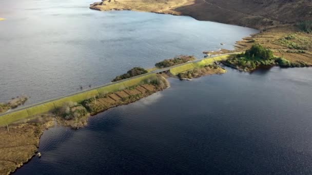 Money Beg ve Glenthornan arasındaki köprü Dunlewey Lough ve Lough Nacung arasında Errigal Dağı 'nın eteğindeki Donegal ilçesi, İrlanda — Stok video