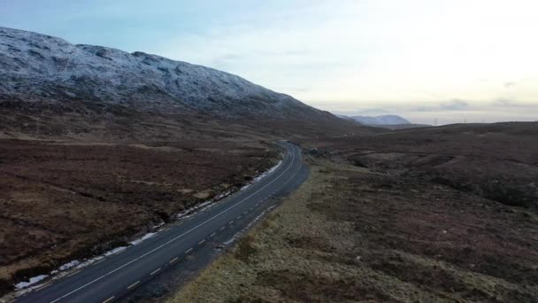 Voando ao lado da rodovia R251 perto do Monte Errigal, a montanha mais alta de Donegal - Irlanda — Vídeo de Stock
