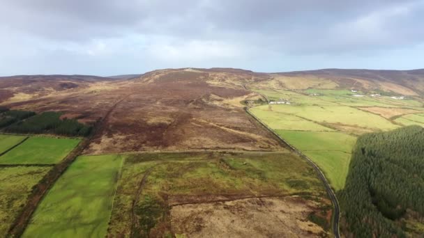 Voando em direção ao warren por Greencastle, Lough Foyle e Magilligan Point na Irlanda do Norte - Condado de Donegal, Irlanda — Vídeo de Stock