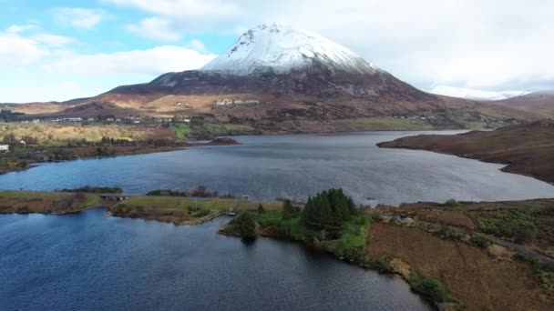 Vista aérea de Dunlewey junto al Monte Errigal en el Condado de Donegal - Irlanda — Vídeos de Stock