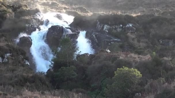 Glenthornan vodopád Dunlewey nebo Dunlewy v hrabství Donegal, Irsko. — Stock video