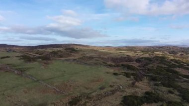 İrlanda 'nın Donegal ilçesindeki Portnoo' ya doğru uçuyor.